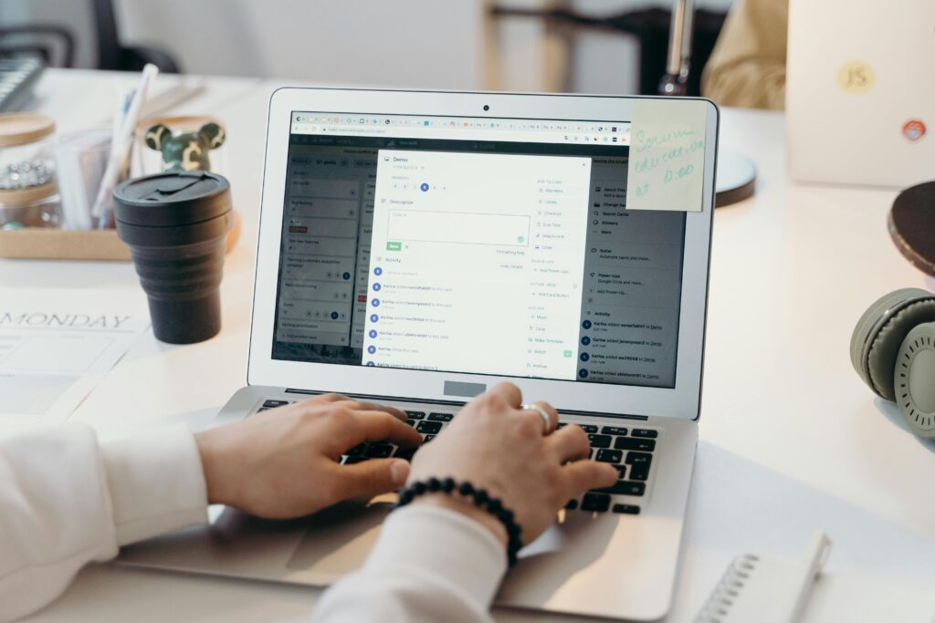 Applying for urgent Dubai jobs online before deadline