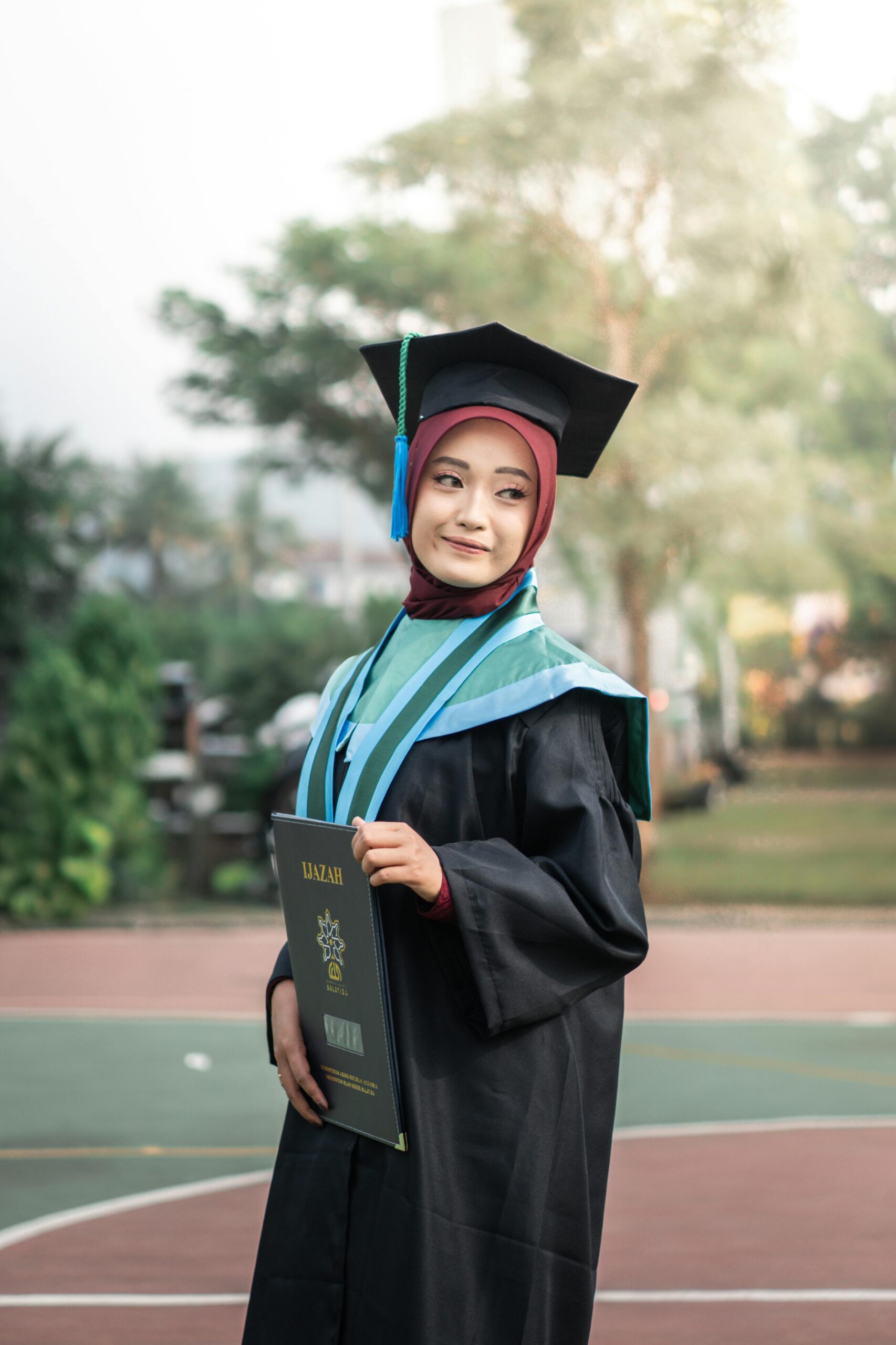 Fresh graduate planning career path and avoiding common professional mistakes after university